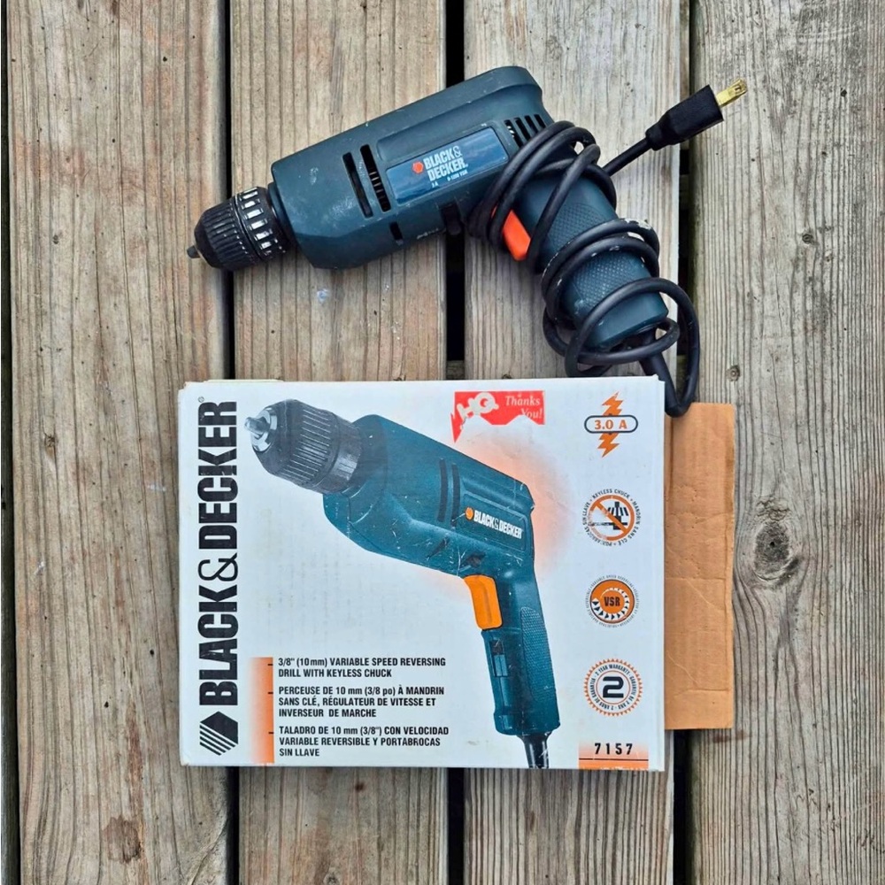 BLACK & DECKER D2000 3/8” CORDED ELECTRIC REVERSING, 120v KEYLESS DRILL, 7157
